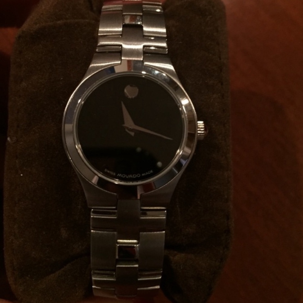 Movado Stainless Steel Museum watch, great condition, new battery & extra links!